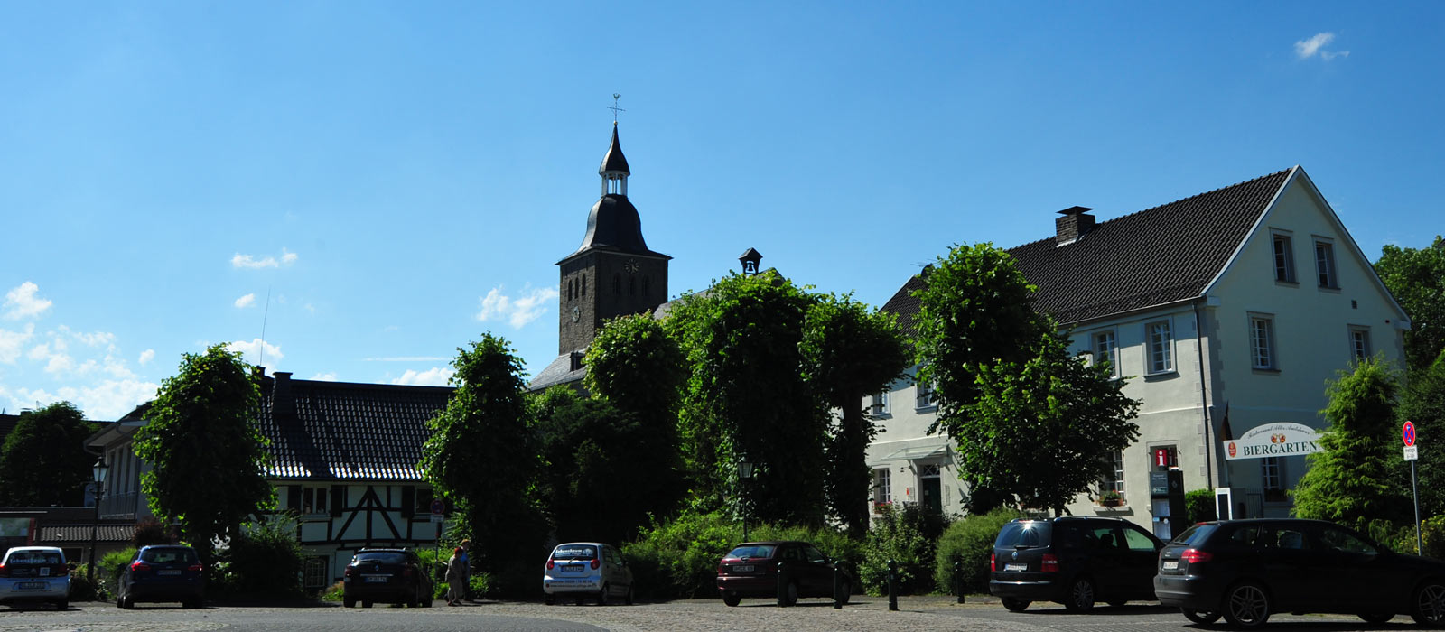 Marktplatz Lindlar mit Blick auf die katholische Kirche